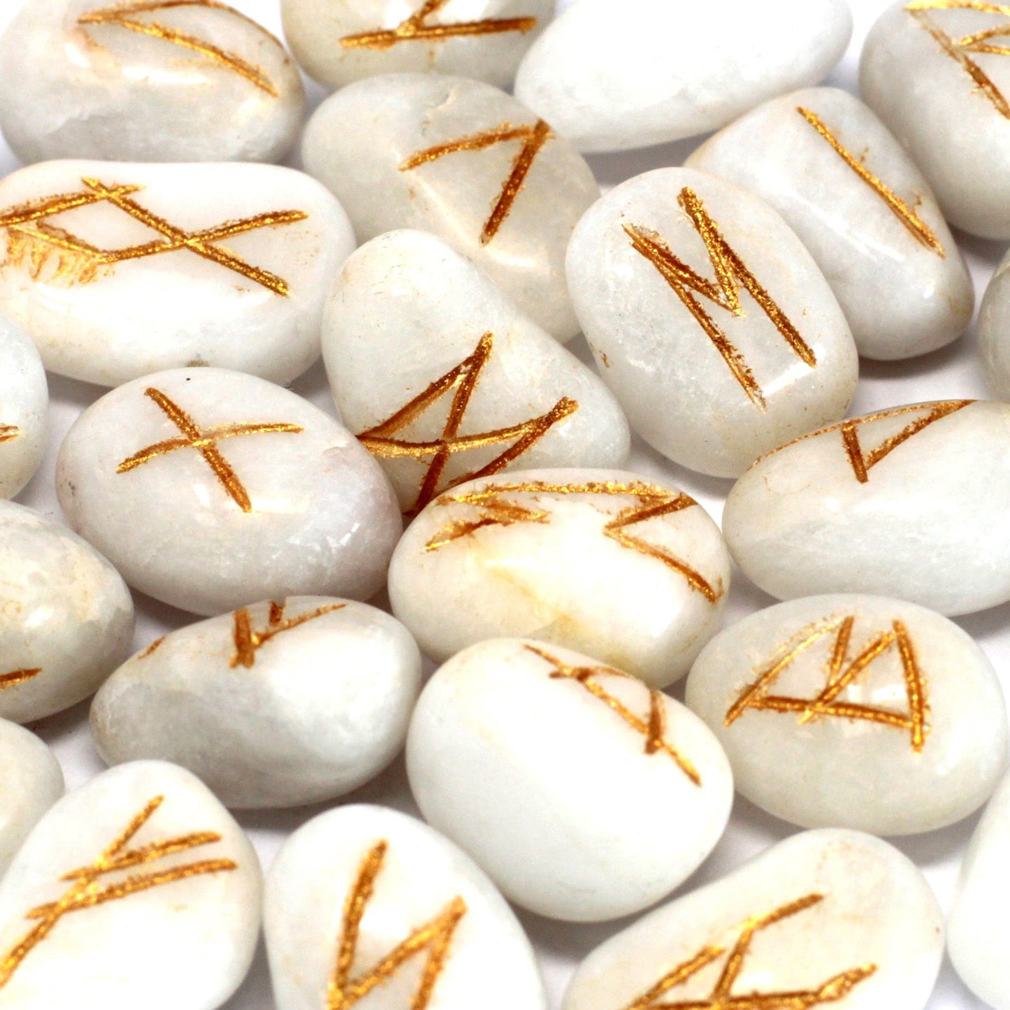 RUNES STONE SET IN POUCH - WHITE AGATE